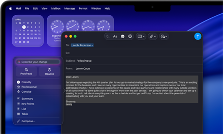 Herramientas de Escritura de Apple Intelligence ayudando a editar un email en la pantalla de una MacBook Pro de 14 pulgadas con los widgets Reloj y Calendario de fondo