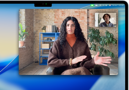 Ventana de FaceTime con una videollamada y la persona que presenta está en el centro de la imagen en una MacBook Air de 15 pulgadas