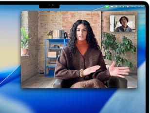 Ventana de FaceTime con una videollamada y la persona que presenta está en el centro de la imagen en una MacBook Air de 15 pulgadas