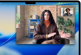 Ventana de FaceTime con una videollamada y la persona que presenta está en el centro de la imagen en una MacBook Air de 15 pulgadas