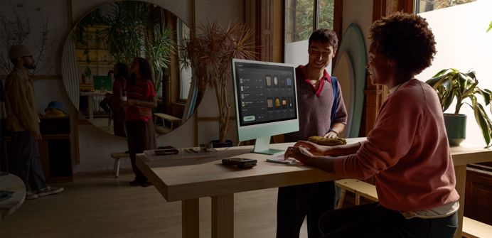 Una persona del equipo de ventas procesa fácilmente la transacción de un cliente en una iMac de 24 pulgadas verde