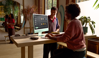 Una persona del equipo de ventas procesa fácilmente la transacción de un cliente en una iMac de 24 pulgadas verde