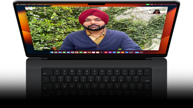 Imagen de la MacBook Pro que muestra una llamada de video de FaceTime