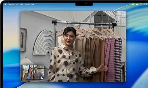 Una videollamada en una MacBook Pro con una mujer que muestra retazos de tela a dos personas en la llamada, Encuadre Centrado la mantiene centrada en el encuadre mientras se mueve