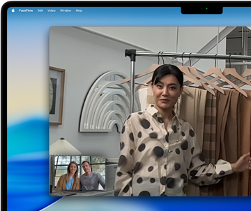 Una videollamada en una MacBook Pro con una mujer que muestra retazos de tela a dos personas en la llamada, Encuadre Centrado la mantiene centrada en el encuadre mientras se mueve
