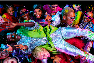 Imagen colorida de una persona en posición horizontal siendo sostenida por una multitud en una fiesta, destacando la brillante pantalla Liquid Retina XDR