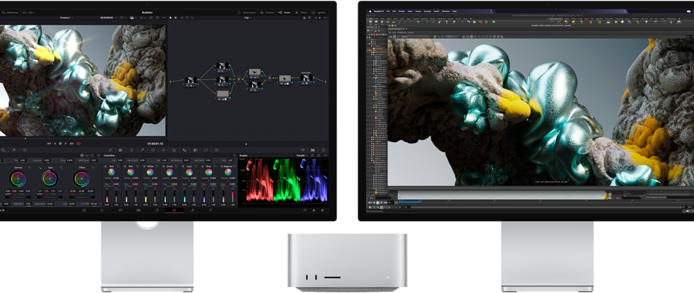 Monitores Studio Display y Studio Display XDR, uno a cada lado de una Mac Studio, que muestran el espacio de trabajo de un artista, con software y herramientas para modelado 3D