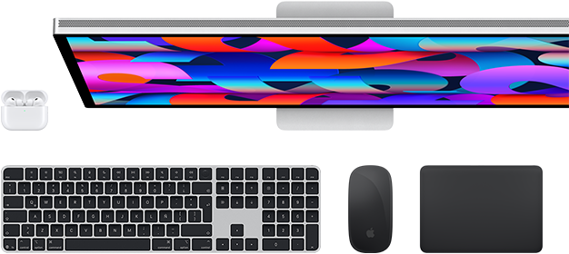 Una colección de accesorios que incluye: AirPods, Magic Keyboard con Touch ID, Magic Mouse, Magic Trackpad y monitor Studio Display