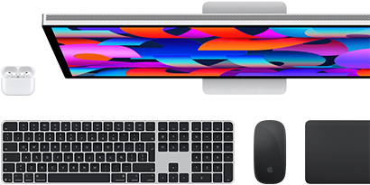 Una colección de accesorios que incluye: AirPods, Magic Keyboard con Touch ID, Magic Mouse, Magic Trackpad y monitor Studio Display