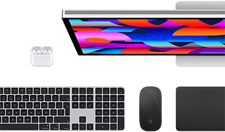 Una colección de accesorios que incluye: AirPods, Magic Keyboard con Touch ID, Magic Mouse, Magic Trackpad y monitor Studio Display