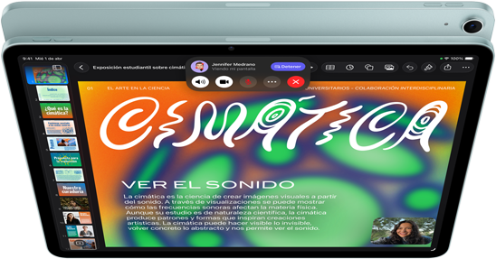 iPad Air, color azul, parte superior, la pantalla muestra la app Keynote en la funcionalidad Compartir Pantalla durante una videollamada de FaceTime, parte posterior, cámara trasera gran angular de 12 MP, botones de volumen