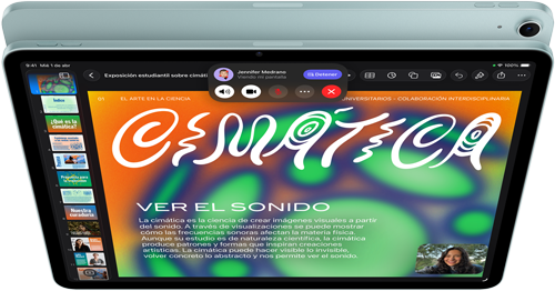 iPad Air, color azul, parte superior, la pantalla muestra la app Keynote en la funcionalidad Compartir Pantalla durante una videollamada de FaceTime, parte posterior, cámara trasera gran angular de 12 MP, botones de volumen