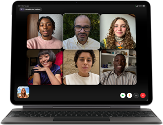 iPad Air conectado a un Magic Keyboard, color negro, con una llamada de FaceTime en Grupo en la pantalla