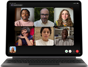 iPad Air conectado a un Magic Keyboard, color negro, con una llamada de FaceTime en Grupo en la pantalla