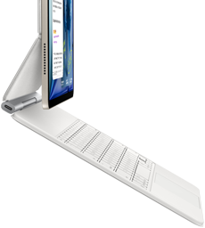 iPad Air, blanco estelar, conectado a un Magic Keyboard, color blanco, parte lateral