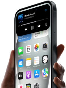 Una mano sostiene un iPhone 15. La Dynamic Island muestra el seguimiento de un auto que está en camino.