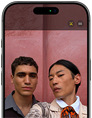 Pantalla del iPhone 17 Pro mostrando la funcionalidad Encuadre Centrado para fotos con un grupo de personas que se toman una selfie grupal, con sus rostros destacados
